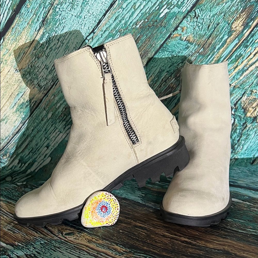 🍁FALL VIBE🍁
Sorel Suede Off-White Ankle Boots with Black Soles